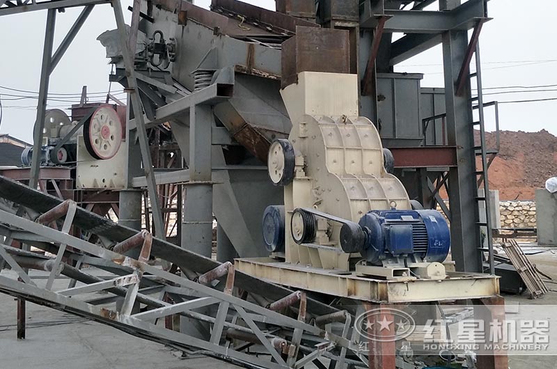 雙極破碎機生產(chǎn)現(xiàn)場